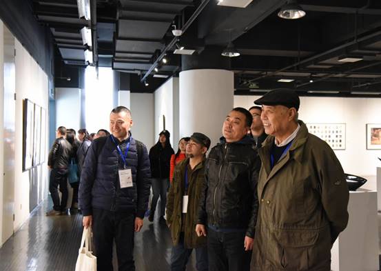 版画项目负责人姜陆教授与版画系主任郭鉴文在展览现场交流