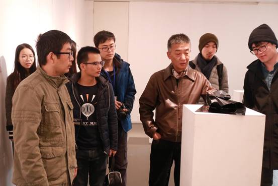 院长邓国源与漆器项目负责人、工艺美术系副主任李明谦老师在展览现场
