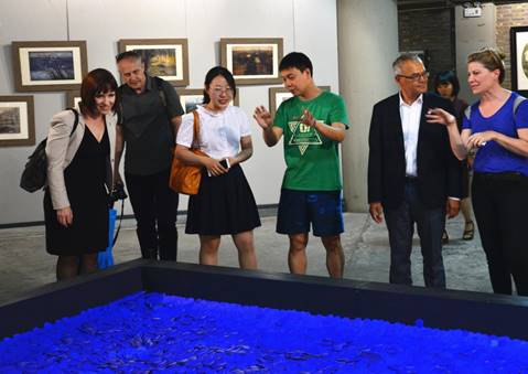 参观版画系毕业展
