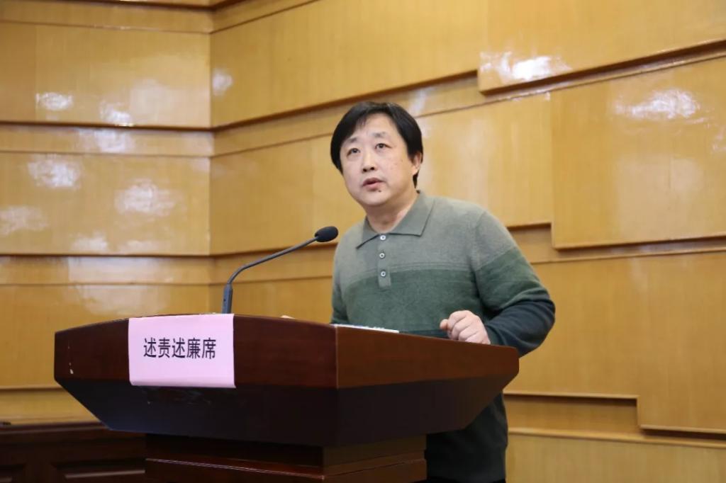 国际艺术教育学院副院长李通发言并接受询问